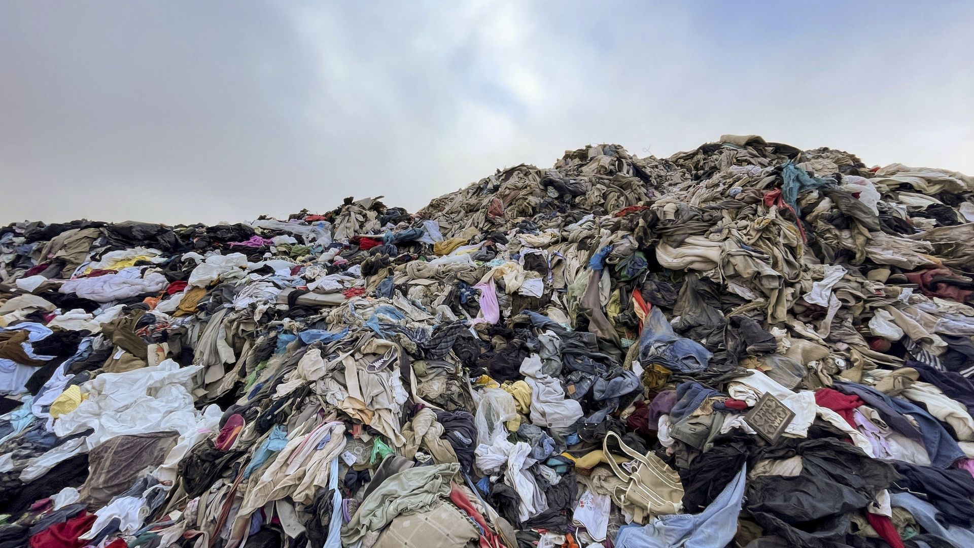 Deze 3 dingen gebeuren met de planeet, wanneer jij één jaar lang tweedehands kleding koopt.