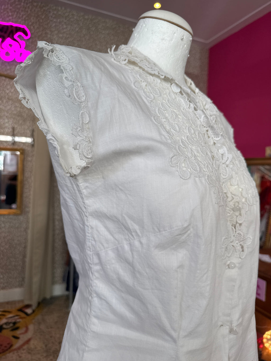 Vintage blouse met bloemen patroon op borst en nek Maat 38 eu size: M