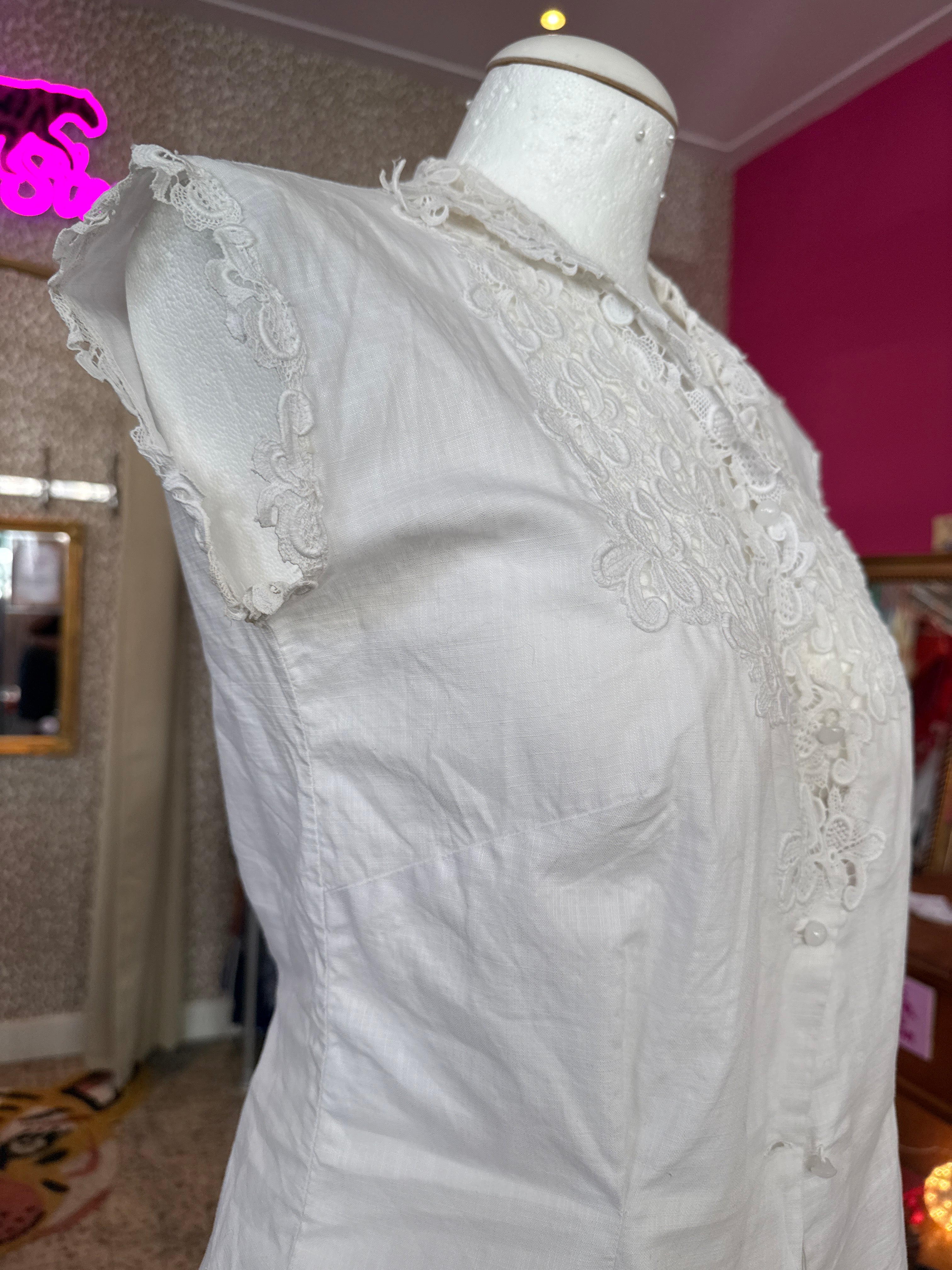 Vintage blouse met bloemen patroon op borst en nek Maat 38 eu size: M