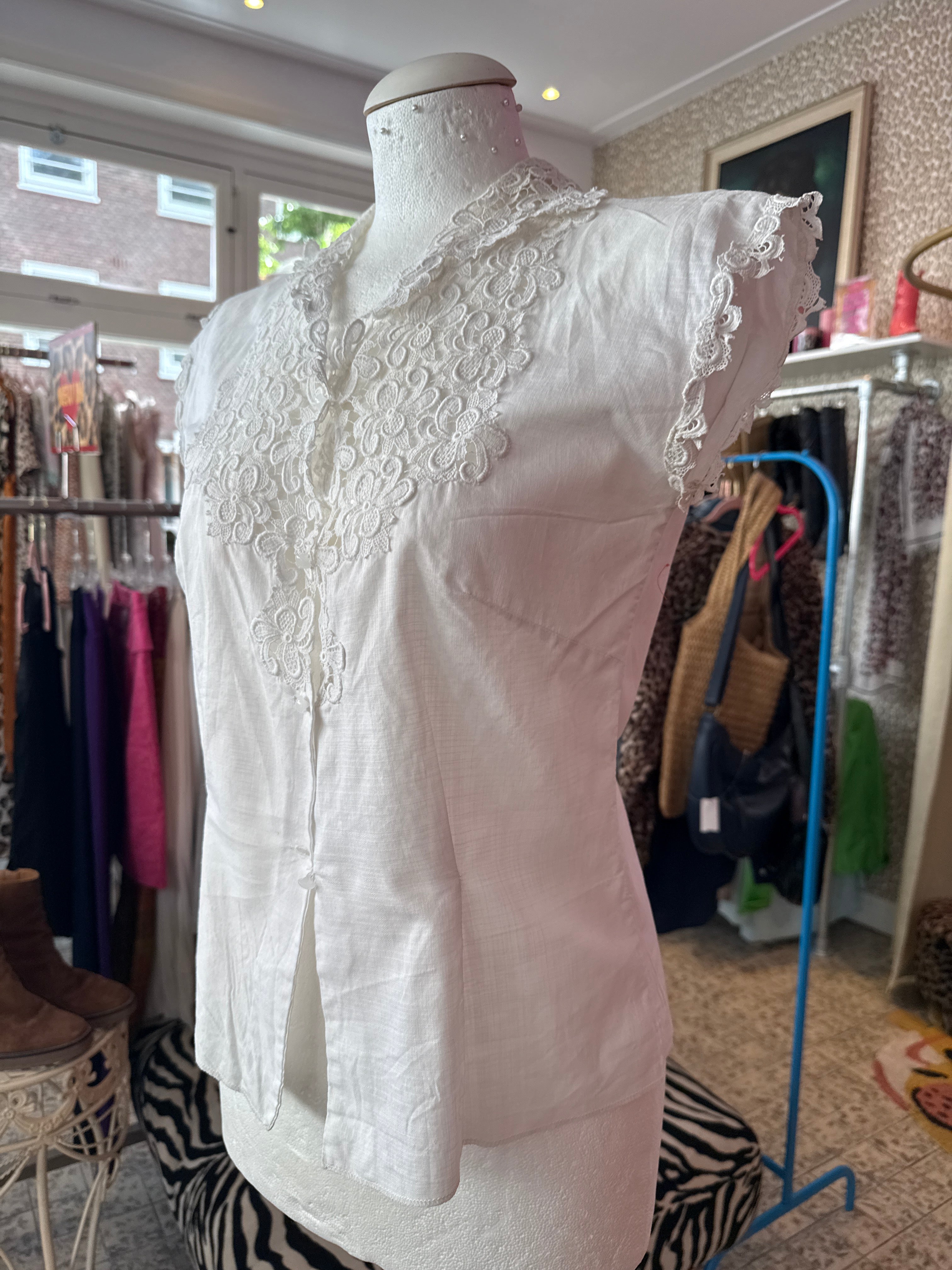 Vintage blouse met bloemen patroon op borst en nek Maat 38 eu size: M