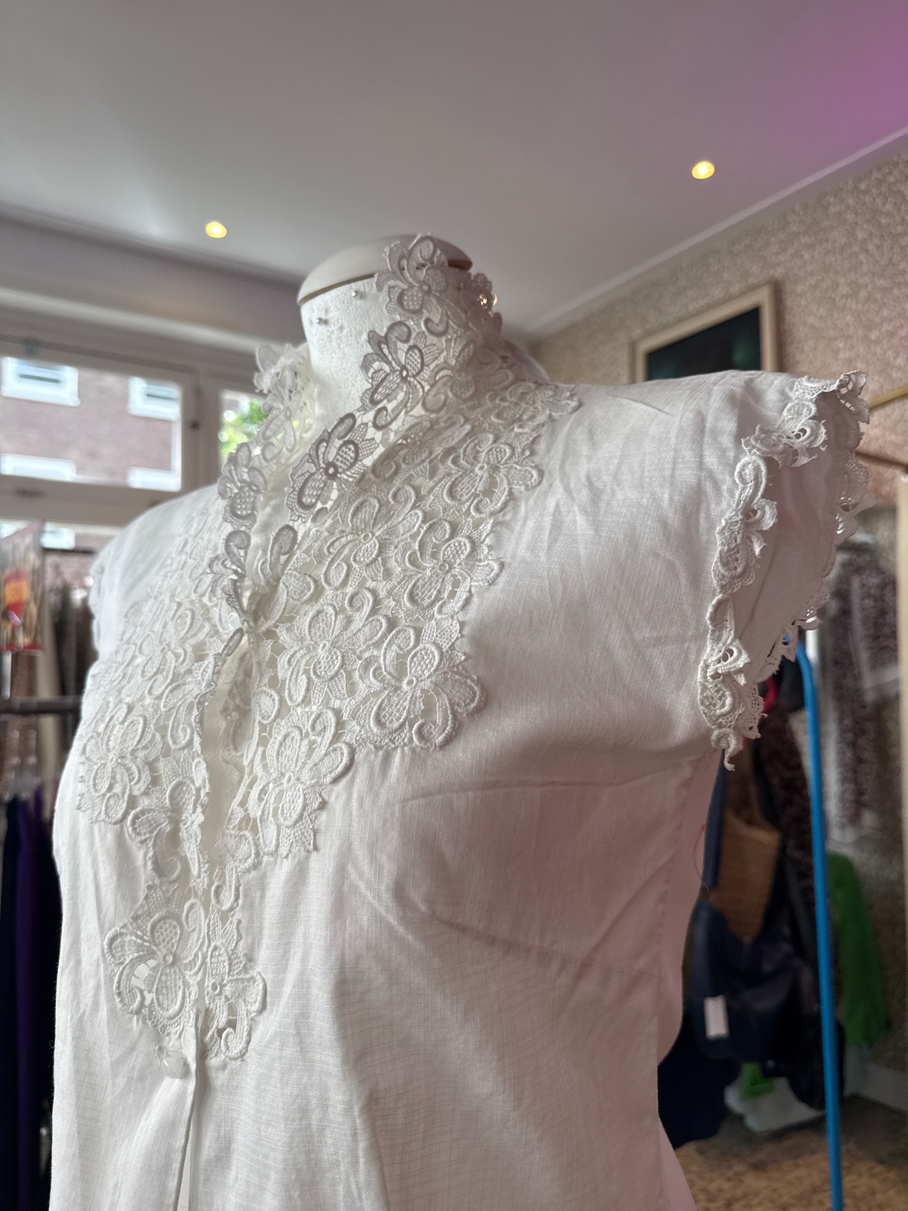 Vintage blouse met bloemen patroon op borst en nek Maat 38 eu size: M