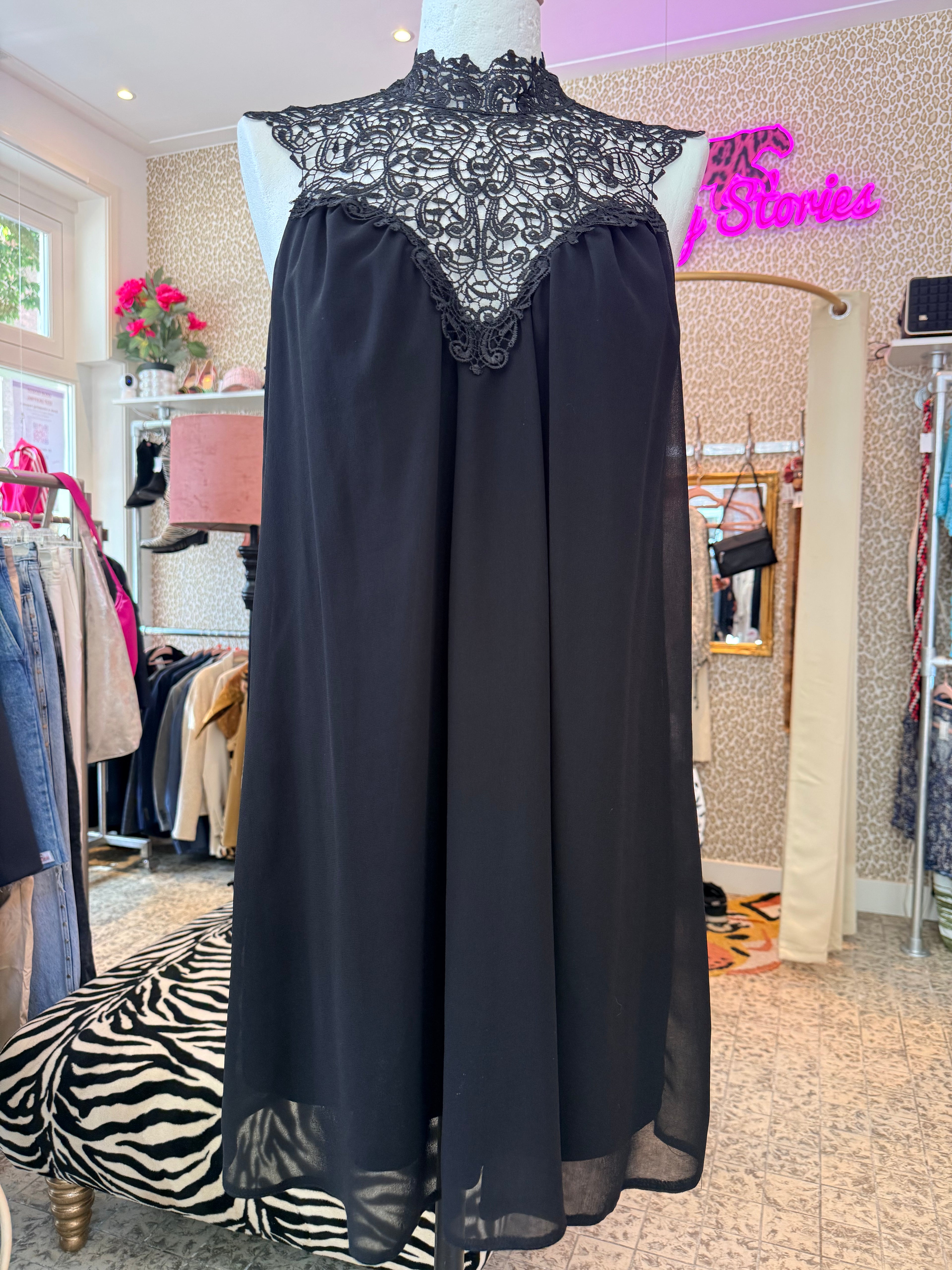Merkloos zwart jurkje met kant maat M/L